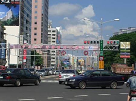 中正路地下道通車後，隨即出現用路車潮。（圖/樺航攝）