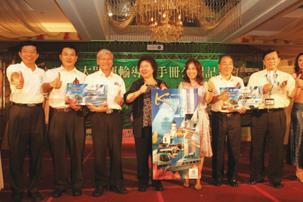 民眾以一張「暢遊卡」即可搭乘高市的捷運、公車及渡輪，省錢輕鬆遊高雄。(圖/鮑忠暉攝)