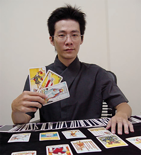葉庭智以塔羅牌為當事人找出自我療癒的力量。( 圖/葉庭智提供)