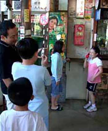 令人錯置時空的新台灣原味餐廳，幾乎所有顧客都忍不住按快門，保存這個古老時刻。(圖/樺航攝)