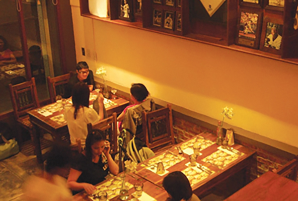 在古柏鎮裡用餐，一旁掛滿球衣、壘包、名人相片。(圖/樺航攝)