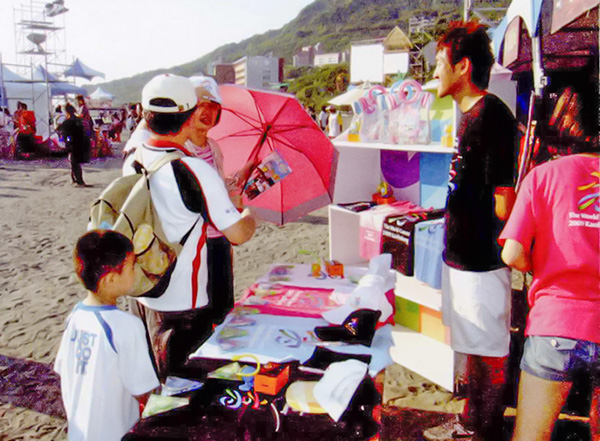 高雄世運商品在西子灣「夏日高雄」系列活動中擺攤販售，各項商品頗受好評。
