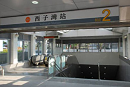 O1西子灣站是捷運橘線的觀光聚焦所在，附近景點甚多。（圖/郭力睿攝）