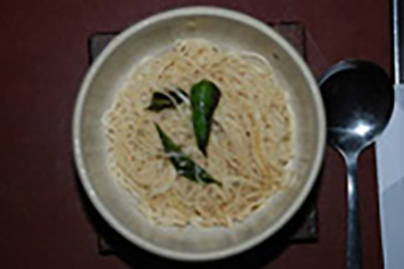 御書房苦茶油麵線是店家招牌。（圖/郭力睿攝）