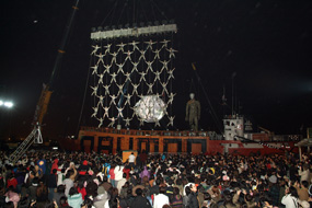 2007年西班牙拉夫拉劇團的「世界之船」，經過六週的航行來到高雄港，象徵高雄市將與世界級的藝術文化接軌。(圖/鮑忠暉攝)
