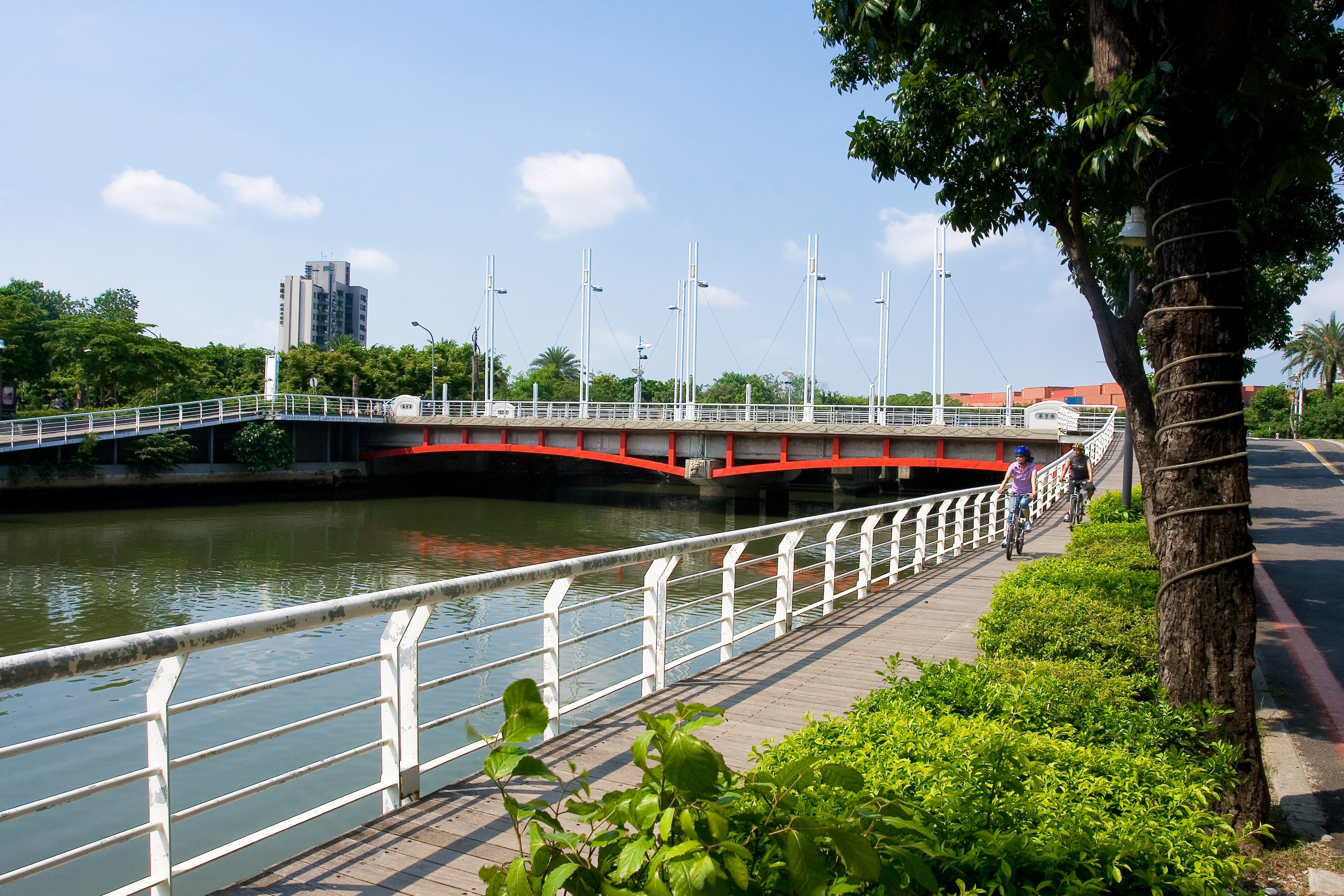 前鎮河自行車道可以享受南高雄的陽光慵懶情調，沿線的綠地、樹蔭、親水公園讓騎乘更舒適，往北還能順遊西臨港線。(圖/高雄市政府工務局提供)
