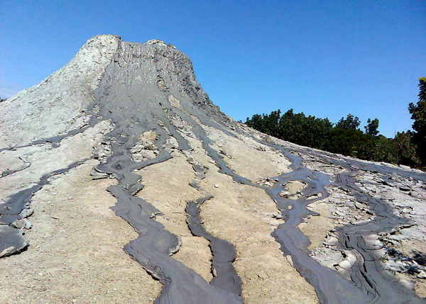 圓錐形烏山頂泥火山依然頻繁噴發。(圖/ light攝)