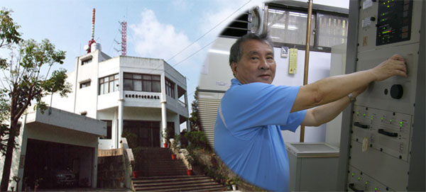 一手規劃、架設中寮發射站（圖左）及打理高雄廣播電台所有設備的資深工程師陳南隆。（圖/高雄廣播電台、涂毓婷）