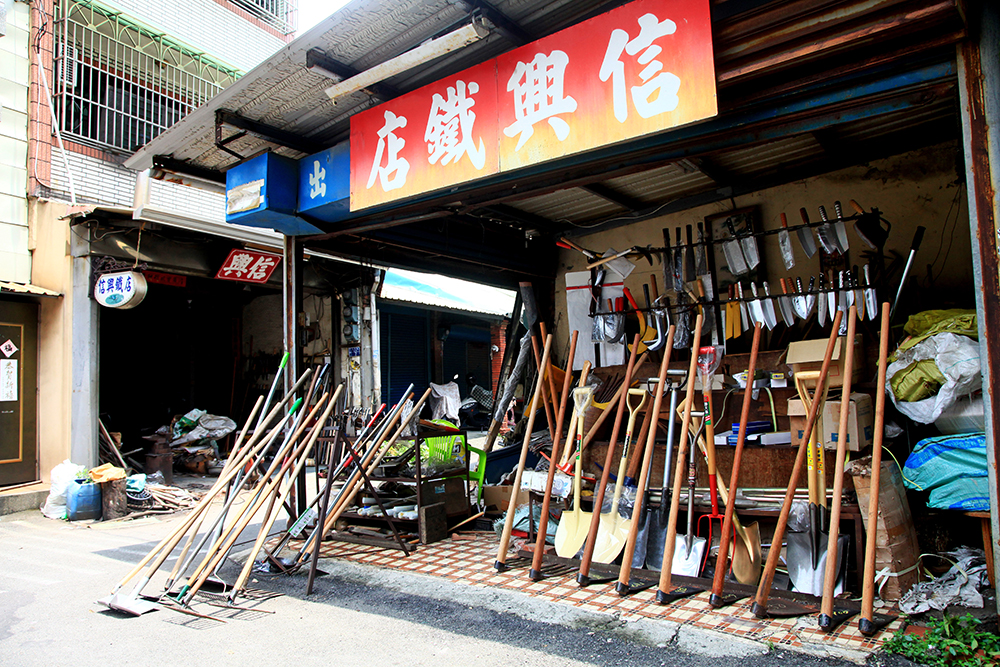 鳳山打鐵街上的打鐵店多以「信」字命名。