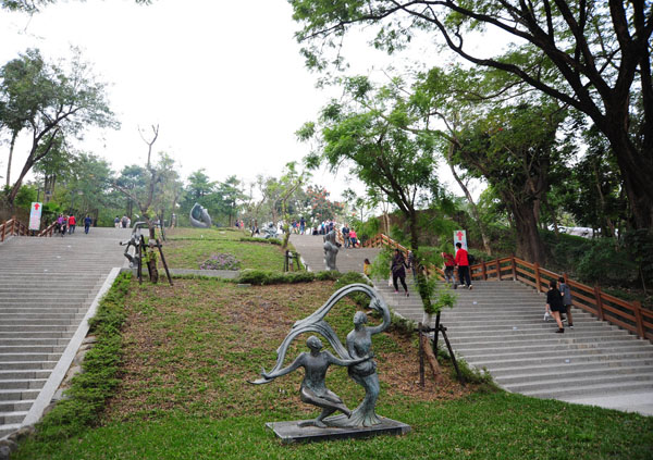 改建後的旗山鼓山公園寬闊富有韻律感。（圖∕鮑忠暉 攝）