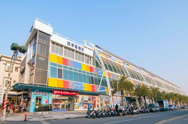 旗津道酒店是由公有舊大樓改設旅館的典型案例。（圖∕高雄市政府經濟發展局 提供）