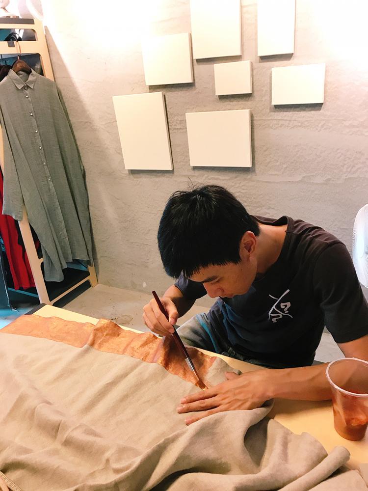 主打百分之百純麻服飾的高雄品牌howma.。（圖片提供／howma.）