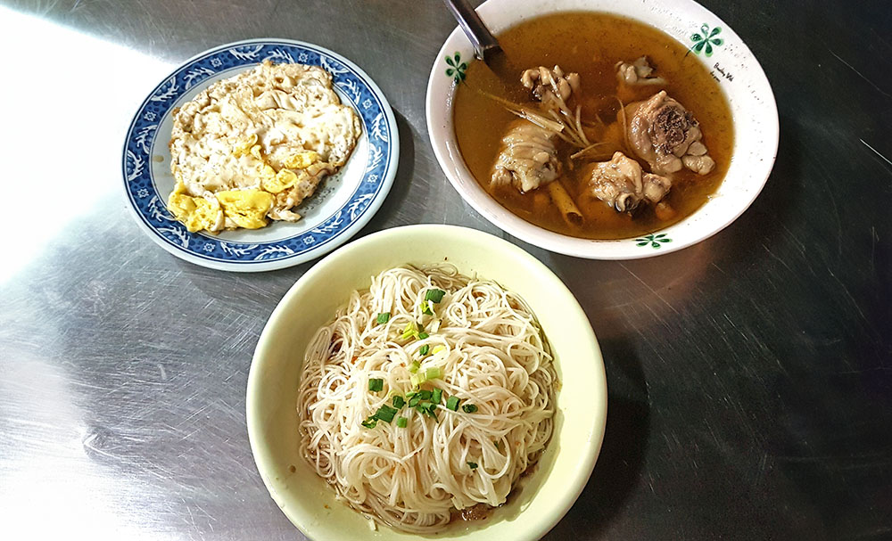 麻油雞配麵線、荷包蛋，呷飽也呷巧（quava·攝影）