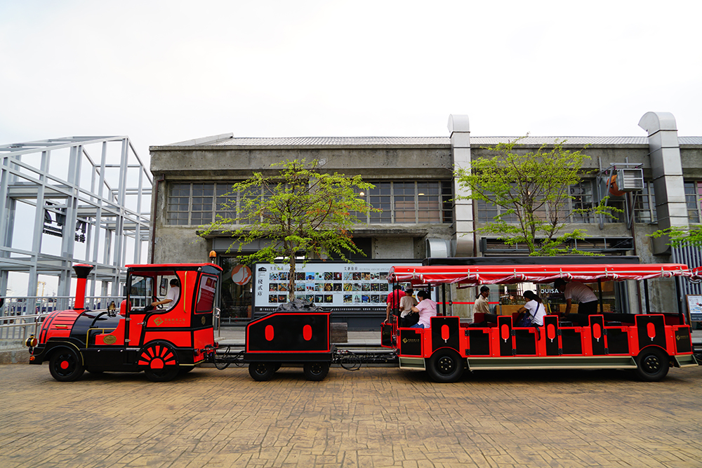 高港小火車沿著港灣行駛，經過船舶時的畫面相當逗趣。（攝影／Cindy）