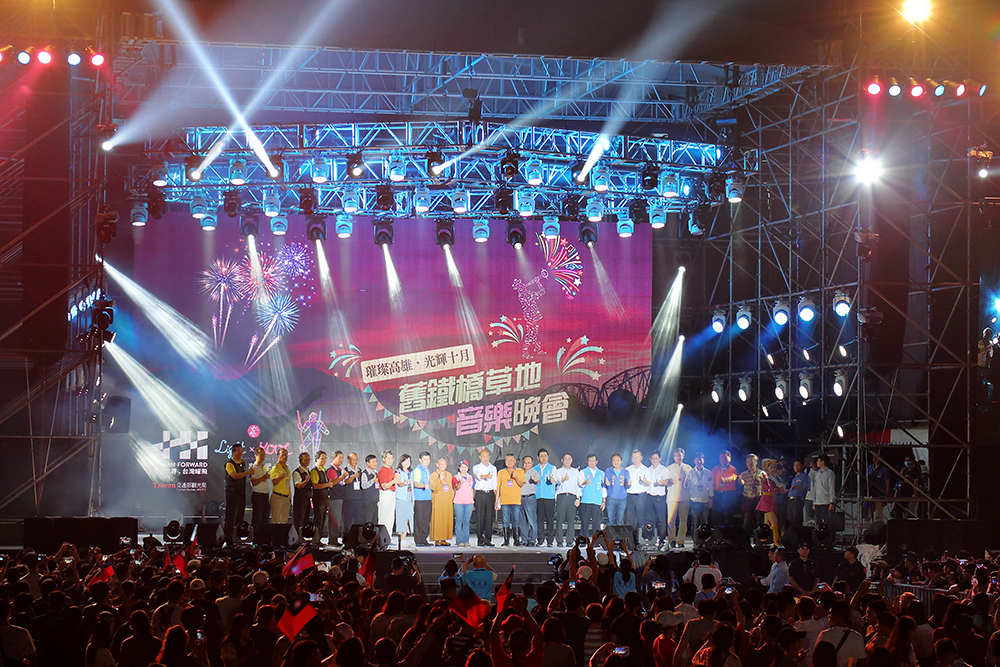 「舊鐵橋草地音樂會」吸引來13萬人潮，野餐、逛市集、聽音樂會、賞煙火，相當愜意。（攝影／Carter）