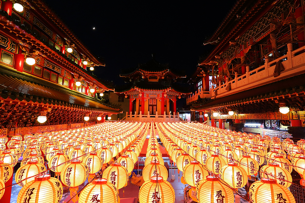 夜色裡的大紅燈籠景色，是許多攝影好手必拍的一幕。（攝影／Carter）