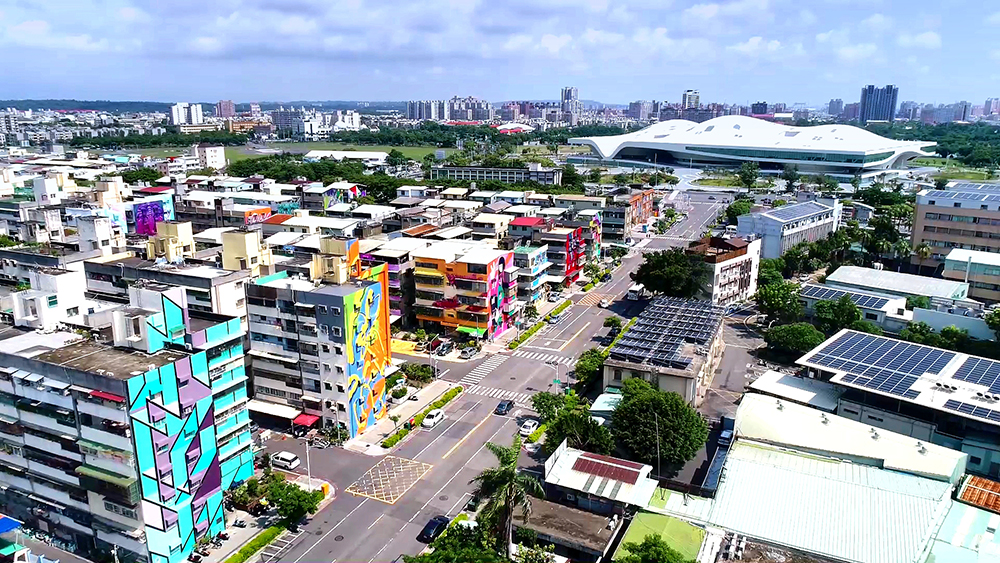  【衛武迷迷村空拍景~~高雄苓雅區街頭藝術彩繪壁畫觀賞地圖:https://goo.gl/4PkvNr】衛武迷迷村是高雄熱門的景點之一。（圖片提供／苓雅區公所）