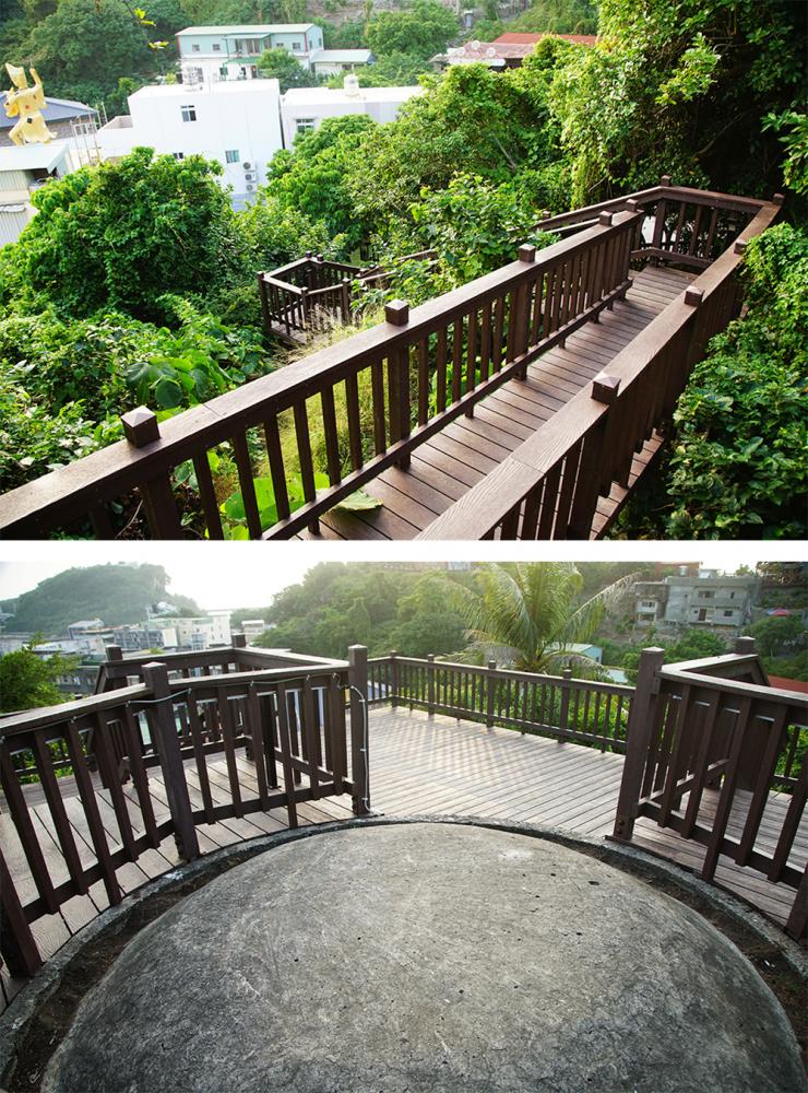 哨船頭山碉堡步道終點為觀景平台，平台圍繞二戰時期遺留的機槍碉堡而建。（攝影／曾信耀）