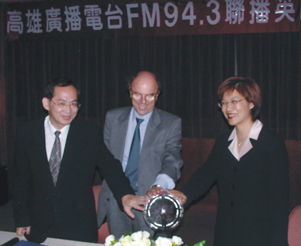 （from right）Director Guan Bi-ling of DOI, Director General David Coates of BTCOT, and the chief of KMBS Mr. Chang Chung-chin together launched the system.