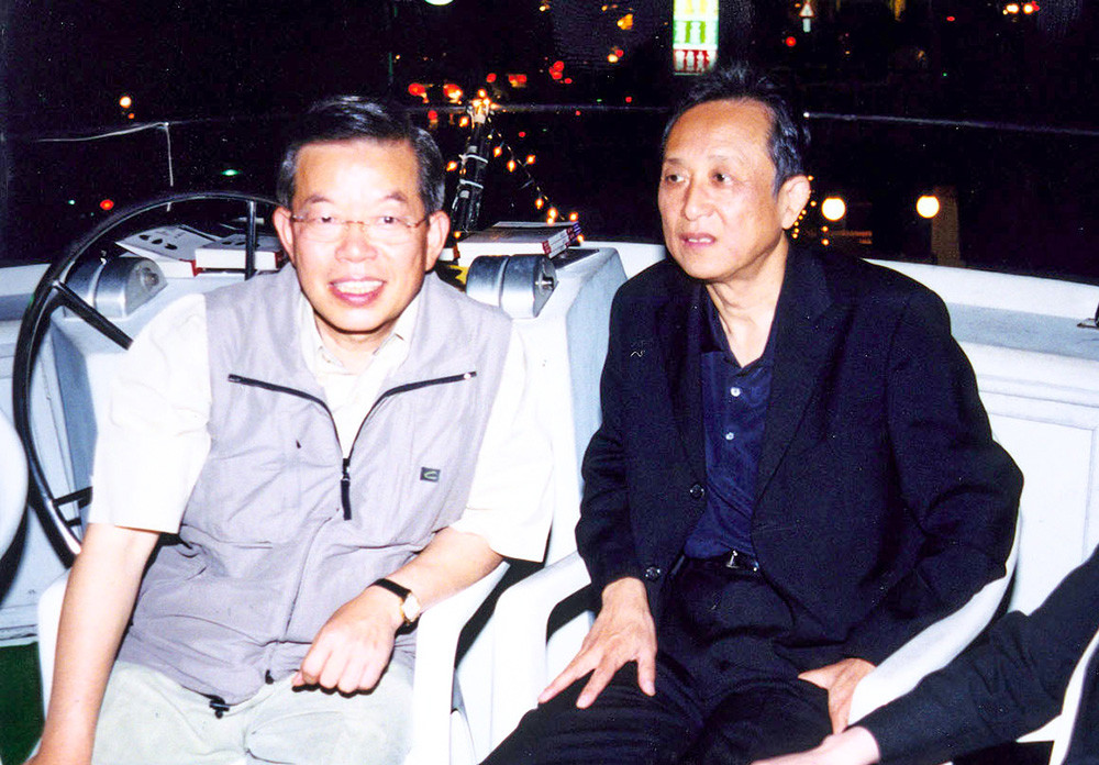 高行健先生在謝市長陪同下，十月七日夜遊高雄港，體驗最浪漫、最富詩意的高雄行。高雄港的燈火及貨櫃作業的繁忙盛況讓他留下深刻印象，他期待下一次能再與謝市長同遊。
