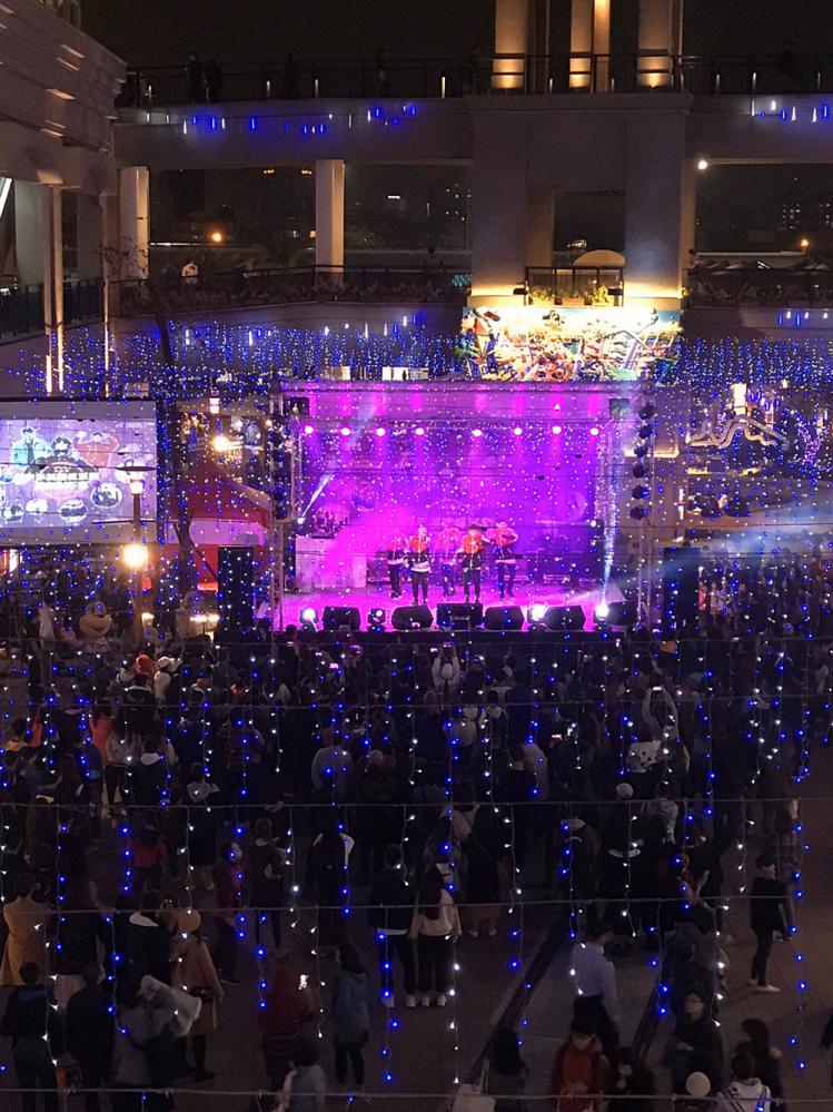 熱鬧的跨年演唱會吸引民眾駐足觀賞（圖片提供/草衙道）