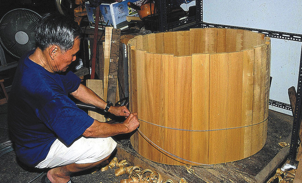 工作中全神貫注的張雨