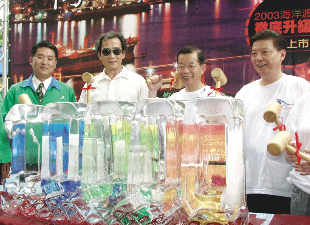 Together with Mayor Hsieh(2nd from right), Chairman Huang of Kaohsiung Tourism Association(1st from right) and others celebrate the best-selling result of SPHP.
