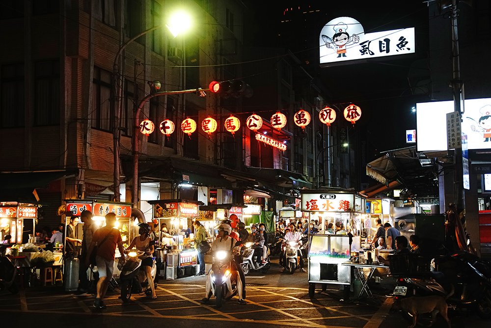 三民街攤販集中區是高雄在地人的私房小吃街。（攝影／曾信耀）
