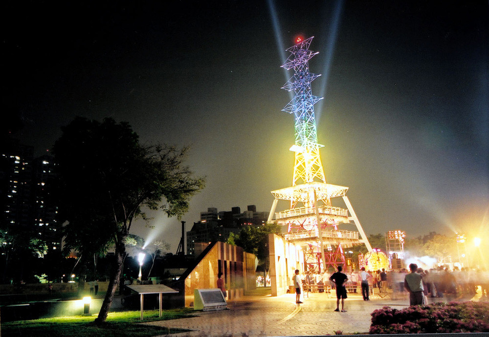 The seven colors of natural light are the inspiring source of painting the Tower of Light.