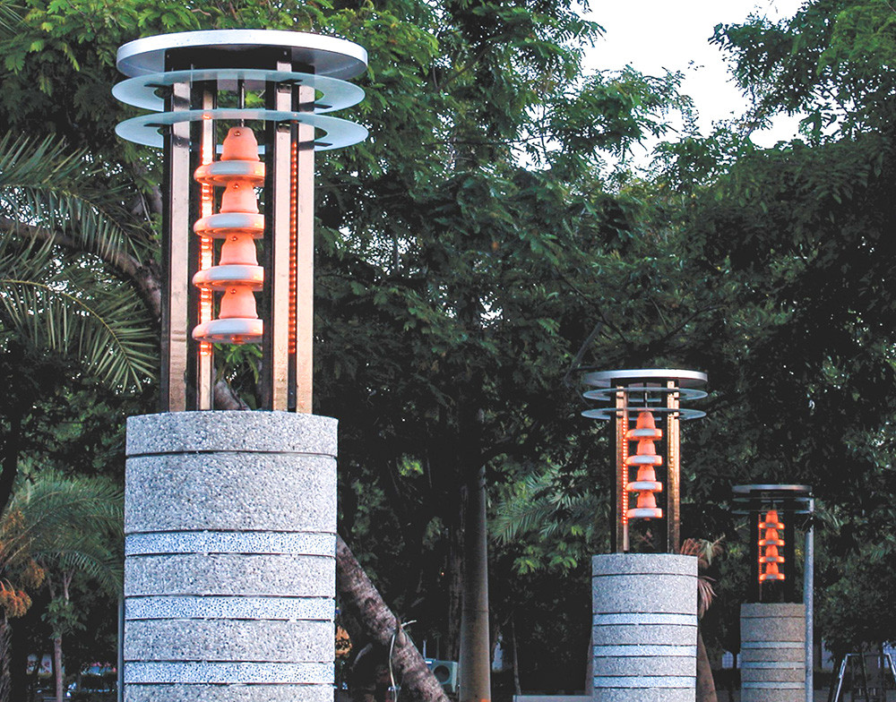The insulator is put in the pillar of light to create an atmosphere rather like that made by a lantern. 