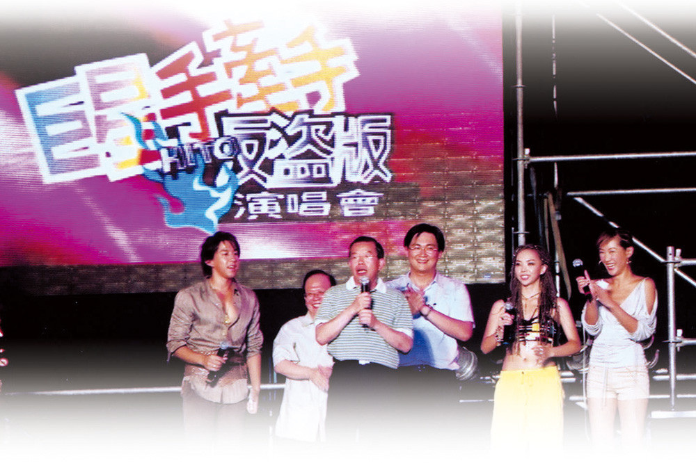 Mayor Hsieh, Director-general Hsu (2nd from left) of Bureau of Civil Affairs, Director-general Lin (3rd from right) of Information Department and singer A-mei (2nd from right) start the anti-piracy concert.