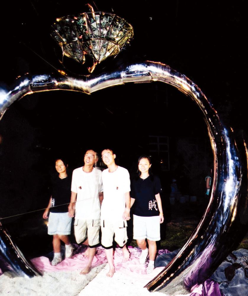 The public decorative art─ the diamond ring by Love River─is a proof of love\'s eternity and strength.