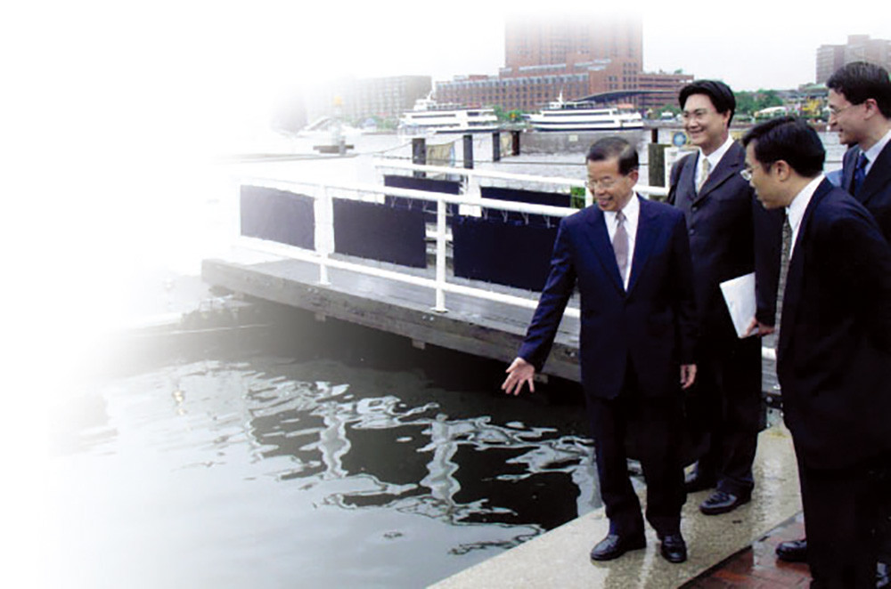 Mayor Hsieh and the delegation visit the waterfront facilities of Baltimore Port.
