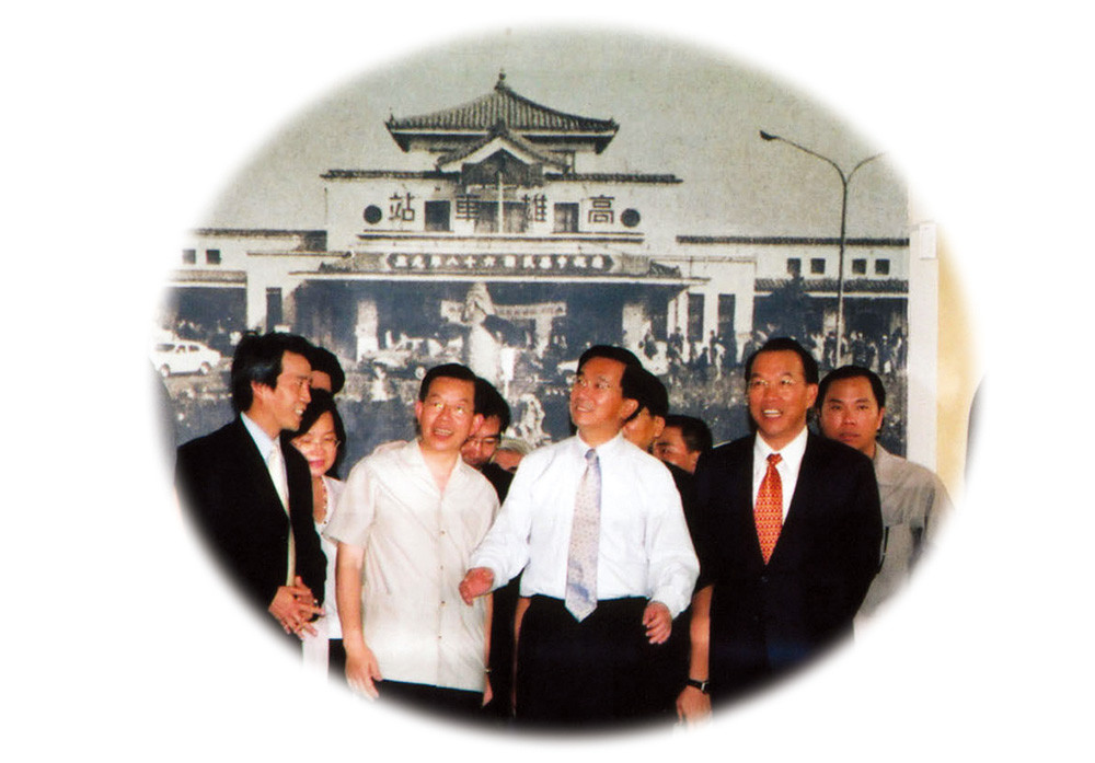 President Chen Shui-bian and Mayor Hsieh visit the Gallery of Vision for Kaohsiung.
