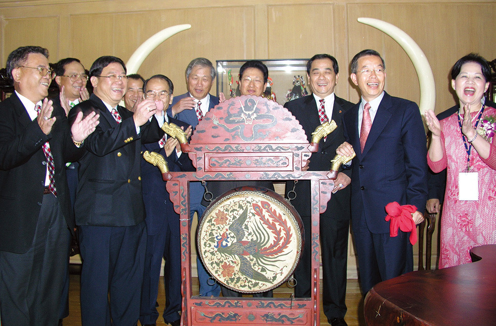謝長廷市長參觀泰國台灣會館時， 應邀以貴賓身分擊鼓為台灣祈福。