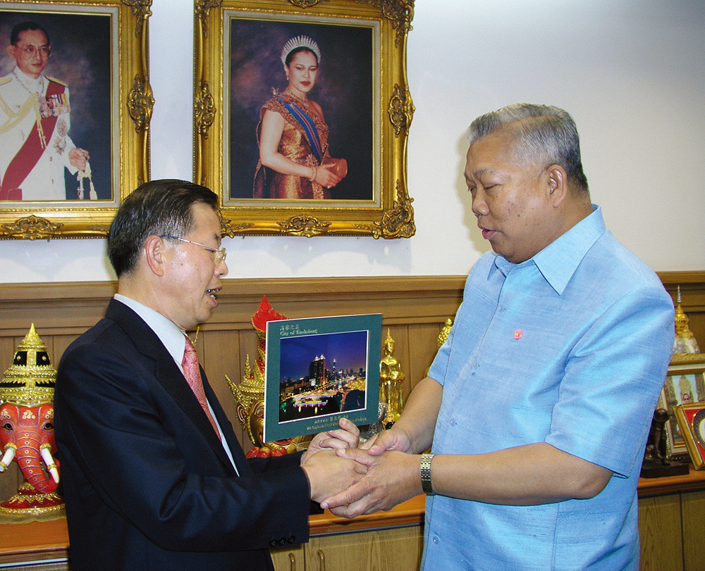 Mayor Hsieh and Bangkok\'s Mayor Samak have seemingly inexhaustible conversation.