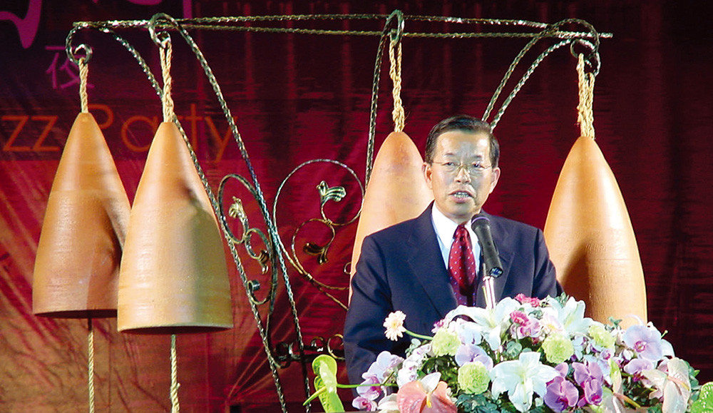 謝市長敲響象徵「和平、希望、愛」的自由鐘