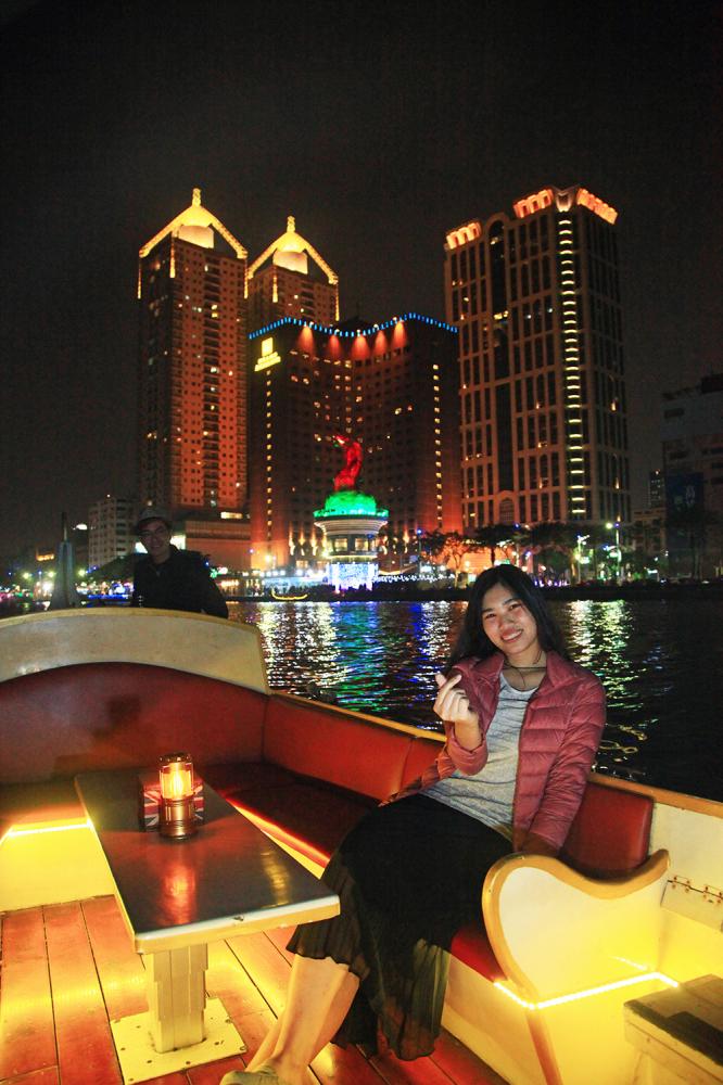情人們在貢多拉遊船上表情意，但願能永浴愛河。