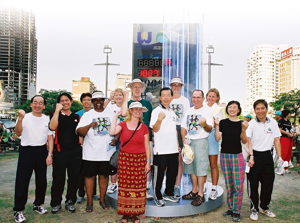 Foreigners participated enthusiastically in the jogging activity, on July 15, and had their picture taken with Mayor Hsieh in front of the countdown clock.