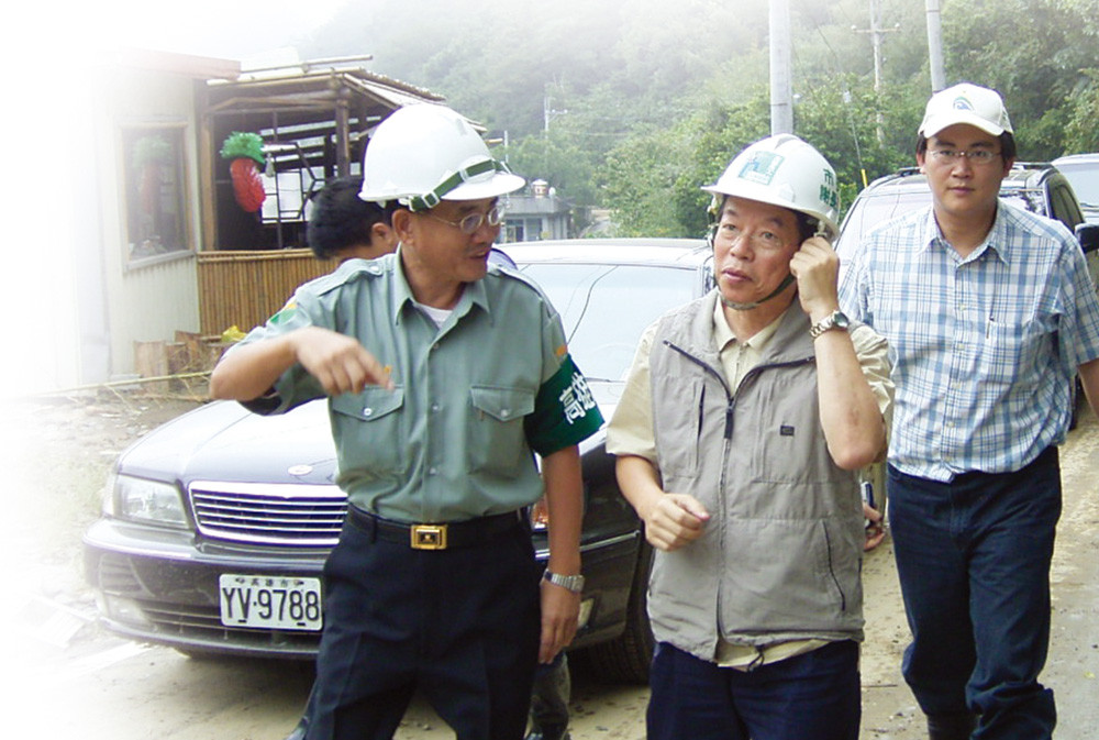 Mayor Hsieh arrived at Jianshih Village in order to unerstand the people's needs and to provide necessary help.