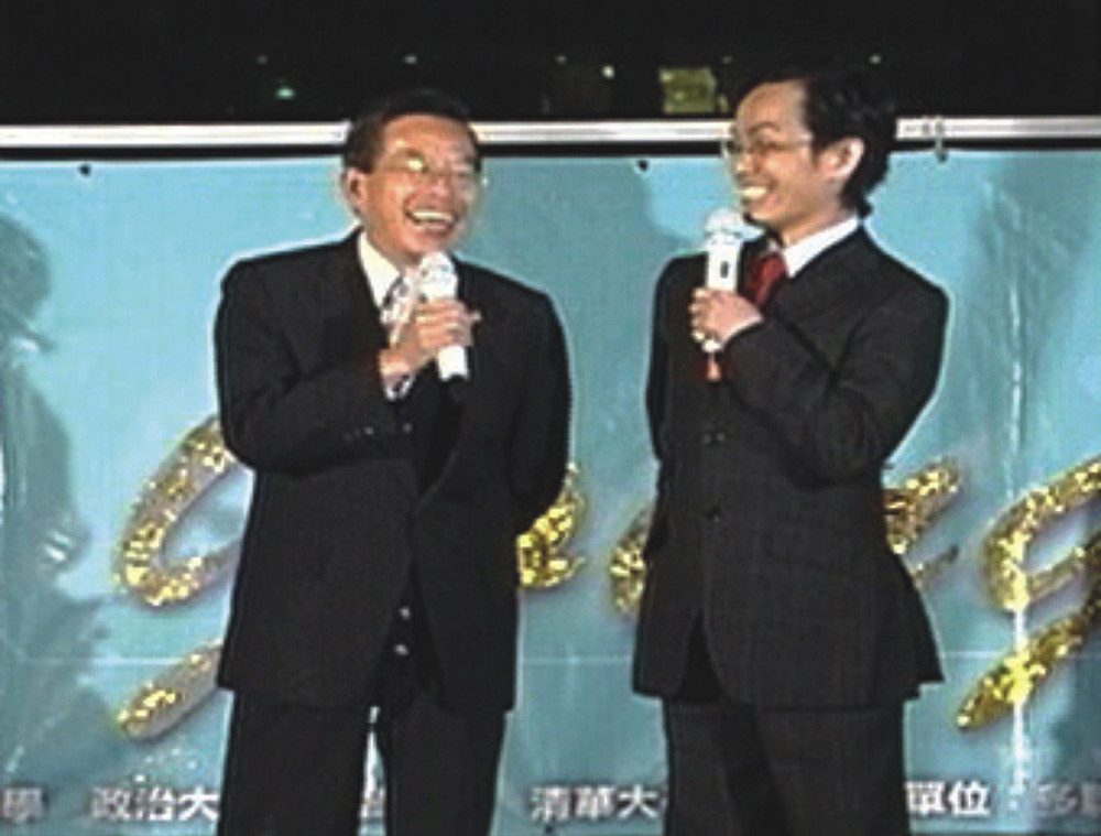 The city government has various ways to promote Kaohisung, such as having the artist, Mr. Da-bing, imitate Mayor Hsieh.