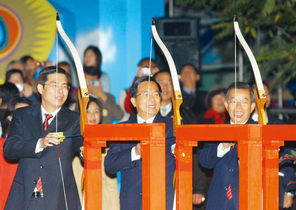 President Chen Shui-bian(center), Premier Hsieh Chang-ting(right) and Kaohsiung Mayor Chen Chi-mai(left) lit up the lantern together by the Love River.