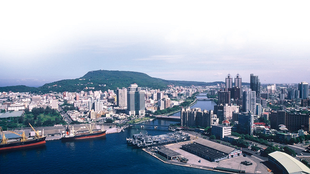 從鰲魚展示館望下，高雄市壯麗的市景與海景，一覽無遺。