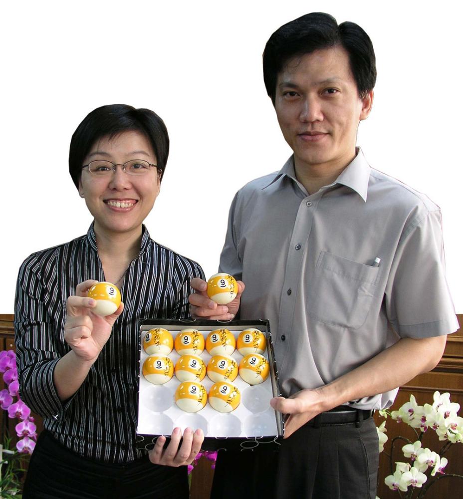 新聞處長王時思(左)與高雄市體育會撞球委員會主任委員(右)，也是2001年世界花式撞球比賽冠軍的趙豐邦，將聯手推展國內撞球運動。(攝影/林薔)