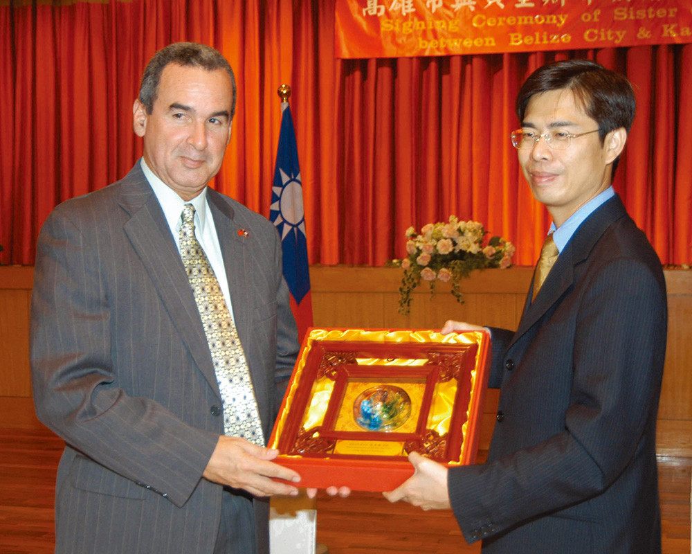 Belize City Mayor William David Fonseca and Kaohsiung City Mayor Chen signed the twinning contrast between these two cities.