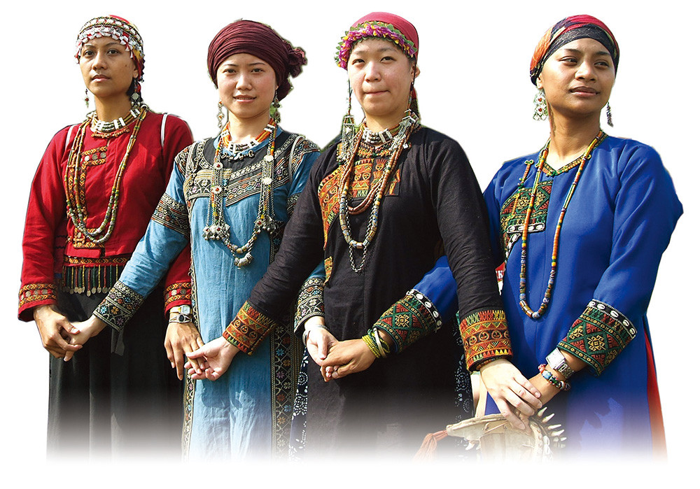 The girls of the indigenous tribes in Taiwan wear glazed beads. Due to the fact htat these beads are highly connected to ancient legend and because of the challenging molding process in their manufacture, they possess distinctive aboriginal characteristics.