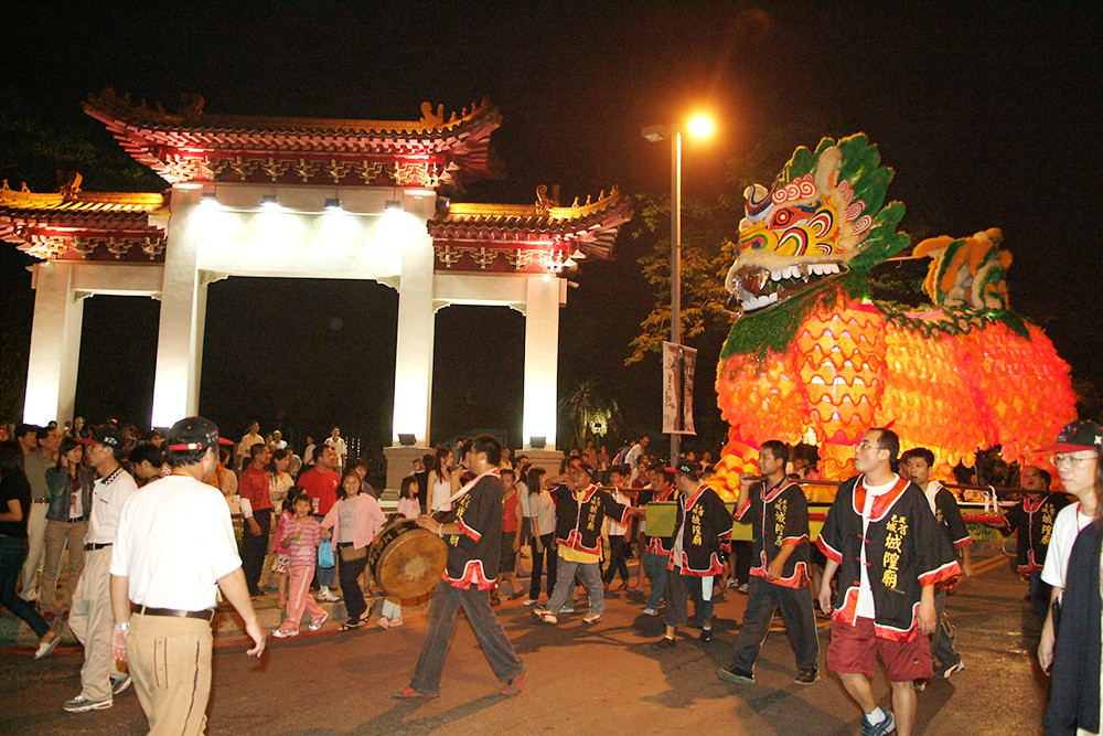 During the Wan Nian Festival, there were many well planned programs to be enjoyed, such as folklore activities, fire lion dance, a sword contest and a boathouse cruse, tec.