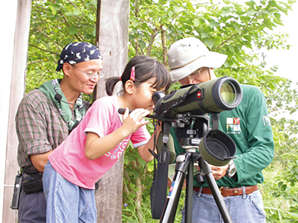 KWBS has been conducting what they call \"Ecology Spots\" in order to appeal to the community with the help form many bird lovers and professors who have been enjoying sharing with one another what  they have learnt about birds.Courtesy of the Kaohsiung Wild Bird Society