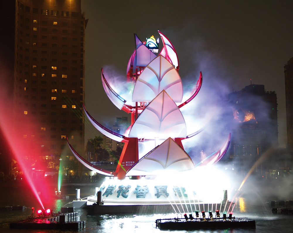 The main lantern this year is in the shape of a giant flower, consisting of sixteen petals.