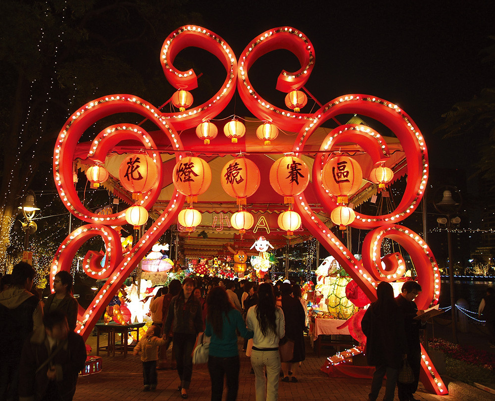 People cerebrate the Lantern Festival by appreciating lantern exhibitions of lantern, playing the riddles and eating Yuan Hsiao. These celebrations have now become the accepted customs of this festival. 